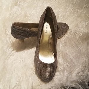 Beautiful heels 🌲 Perfect for Holiday parties